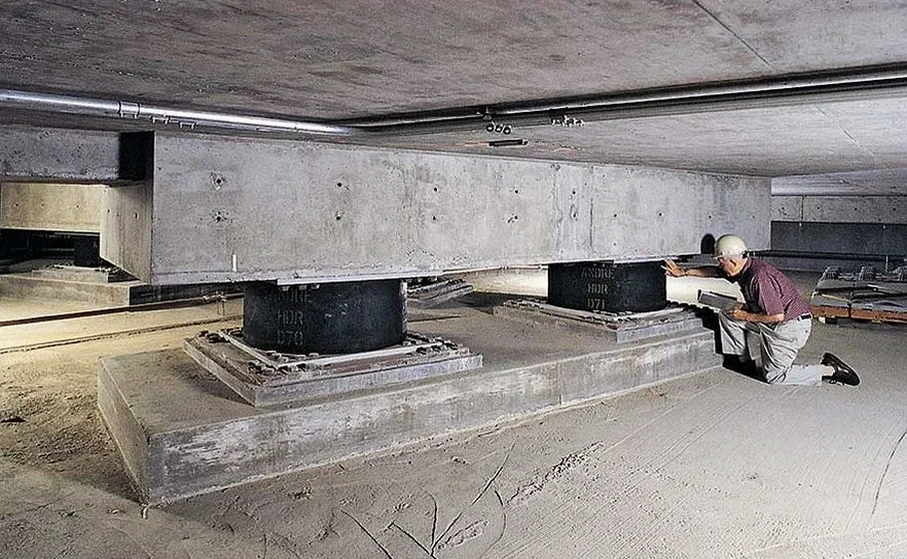 Diseño de Aislación Sísmica de Base en Antofagasta: Soluciones Probadas en Terreno Salino